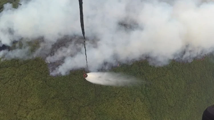 Kabut Asap Hambat Helikopter Sikorsky UH-60L dan Super Puma H225 Lakukan Pemadaman