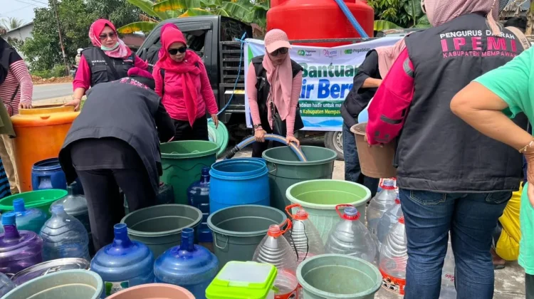 Dampak Kemarau, Pegadaian dan Ipemi Salurkan Bantuan Air Bersih di Mempawah