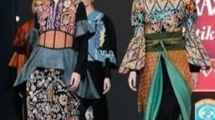 Pesona Karya Wastra dalam Balutan Busana Elegan
