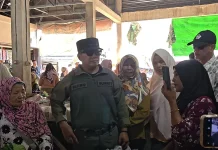 Sujiwo Cek Stok dan Harga Sembako di Pasar Tradisional