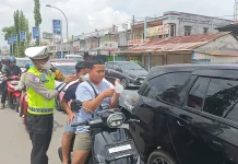 Kabut Asap Semakin Pekat, Polres Kubu Raya Bagikan Masker