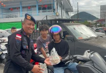 Aksi Peduli Sosial, Brimob Kalbar Berbagi Takjil
