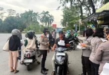 Polwan Polda Kalbar Bagikan Takjil Gratis