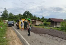 Truk Pengangkut Kernel Terguling di Tikungan Desa Tanjung Tengang