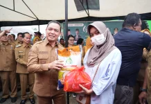 Tekan Inflasi Gubernur Ria Norsan Buka Pasar Murah Sintang