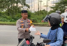 Berkah Ramadan, Polres Kubu Raya Bagikan 300 Paket Takjil ke Pengendara