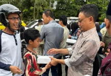 Warga Senang Dapat Takjil dari Wali Kota