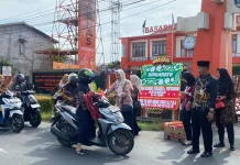 Kantor SAR Pontianak Bagikan Paket Takjil,