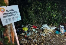 Sampah di Bawah Papan Peringatan