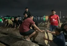 Warga Mempersiapkan Meriam Karbit jelang Malam Takbiran di Pontianak
