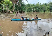 Sampan sebagai Transportasi Penyeberangan Warga Dusun Ampaning