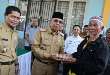 Saripin Senang Dapat Sembako Harga Murah