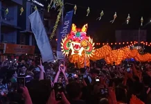 Warga Tumpah Ruah Saksikan Parade Naga Bersinar Pontianak