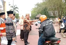 Kemenag Kalbar Salurkan Ribuan Ta’jil bagi Pengguna Jalan