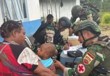 Satgas Yon Parako 466 Pasgat Layani Kesehatan Warga Distrik Manggelum