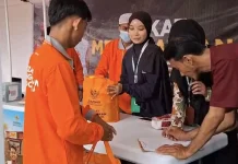 Bupati Sujiwo Serahkan Paket Sembako Baznas Kepada Petugas Kebersihan dan Keaman