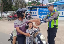 Maknai Bulan Ramadan, Polres Melawi Bagikan Takjil kepada Pengendara