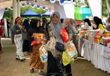 Rela Antre sejak Subuh demi Sembako Murah