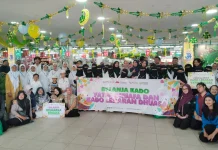 Dompet Ummat Kalbar Berbagi Kado Lebaran Anak Yatim