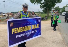 Polisi di Kubu Raya Berbagi Takjil, Perkuat Kedekatan dengan Warga