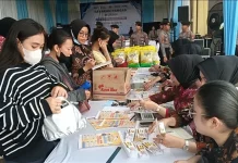 Warga Antusias Beli Sembako di Gerakan Pangan Murah Polda Kalbar