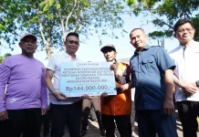 720 Petugas Kebersihan Pontianak Terima Paket Sembako dan Uang Tali Asih