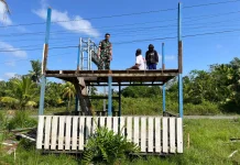 Babinsa dan Warga Berlimang Gotong Royong Rehab Poskamling
