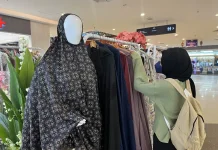 Mendekati Lebaran, Pedagang Pontianak Beralih Jual Mukena