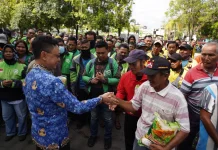 Deris Landuk Bahagia Bawa Pulang Sembako