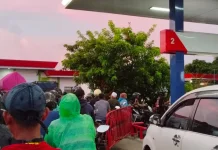 Antrean BBM Mengular, Warga Minta SPBU Sediakan Pertamax