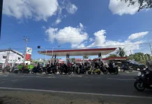 Warga Berbondong Isi BBM, Antrean di SPBU Pasiran Padat