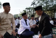 Momen Edi Kamtono dan Sutarmidji Salat Id di depan Taman Alun Kapuas