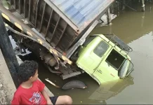 Truk Kontainer Terguling ke Sungai karena Lepas Kendali