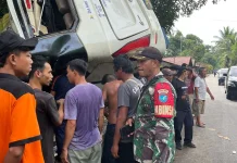 Babinsa Sigap Evakuasi Korban Kecelakaan Bus di Sanggau