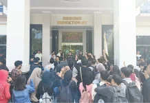 Mahasiswa Polnep Aksi di Depan Direktorat, Tuntut Perbaikan Fasilitas Kampus