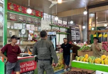 Lalai dengan Sampahnya, Pemilik Toko Buah Didenda