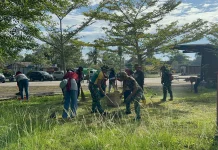 Babinsa dan Satgas Bersihkan PLBN Sebunga, Lingkungan Lebih Nyaman