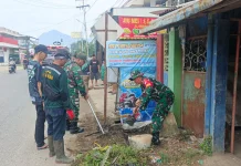 Drainase Tersumbat Picu Banjir, Babinsa dan Warga Turun Tangan