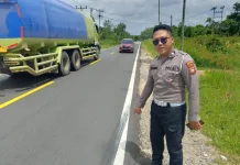 Nyalip Bersamaan, Pemotor Tewas Tabrak Truk di Ambawang
