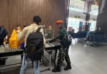 Satgas Yon Parako 466 Amankan Bandara dengan Pendekatan Humanis