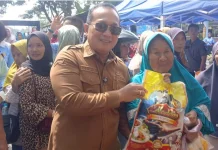 Bupati Sujiwo Ajak Warga Belanja Bijak dan Kurangi Plastik