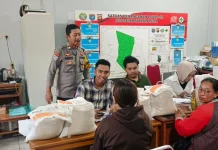 Bhabinkamtibmas Kawal Penyaluran Beras di Siantan Hilir