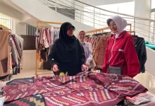 Ketua DWP Kementerian LH Terkesan UMKM Center Pontianak
