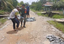 Babinsa Ratu Sepudak Pimpin Perbaikan Jalan Bersama Warga