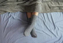 Lima Manfaat Tidur Menggunakan Kaos Kaki