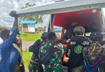 Aksi Kemanusiaan TNI Bantu Evakuasi Jenazah di Nduga