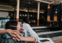 Lima Alasan Orang Mengantuk saat Menunggu atau Diam
