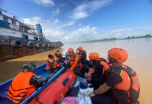 Tim SAR Gabungan Lakukan Pencarian Korban Tenggelam di Sungai Kapuas, Sanggau