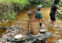 Warga Sei Rambai Angkut Pasir Pakai Jarai Dukung TMMD