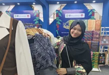 Desainer Muda Kalbar Hadirkan Kain Motif Corak Insang Teknik Sulam